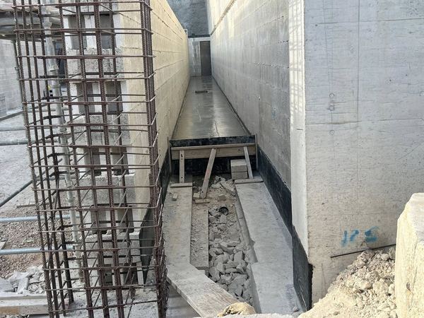 Reinforced footing formed and poured between blockwork walls